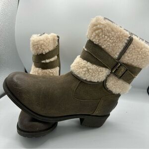 Ugg Women's Waterproof Tan Shearling Ankle Boots